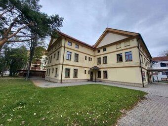Na Juhu v Poprade prenájmem klimatizované kancelárie s balkó