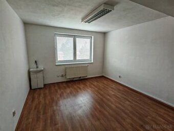 Na Juhu v Poprade prenájmem klimatizované kancelárie s balkó