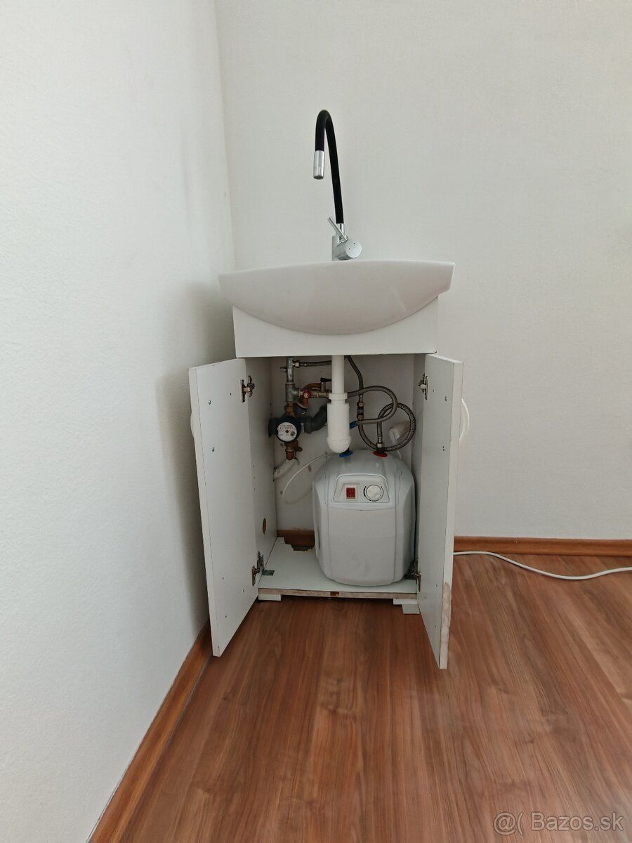 Na Juhu v Poprade prenájmem klimatizované kancelárie s balkó