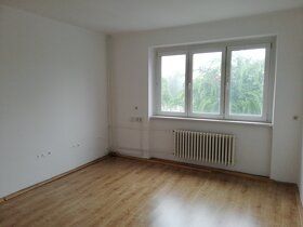 Ponúkame Vám na prenájom kanceláriu v Trenčíne, na Sihoti 1,