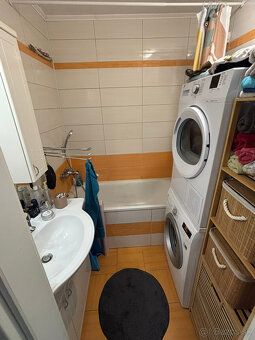 Ponúkam na predaj 3 izbový byt typu VNKS na 7. poschodí s kr