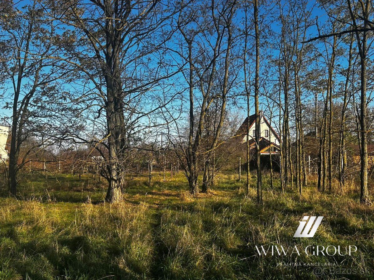 🌳 Na predaj: pozemok 1104 m² s vinohradníckym domčekom
📍 Rad