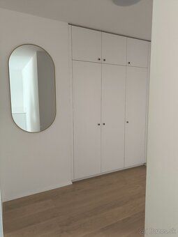 Ponúkame na prenájom úplne nový 2,5-izbový apartmán v pokojn