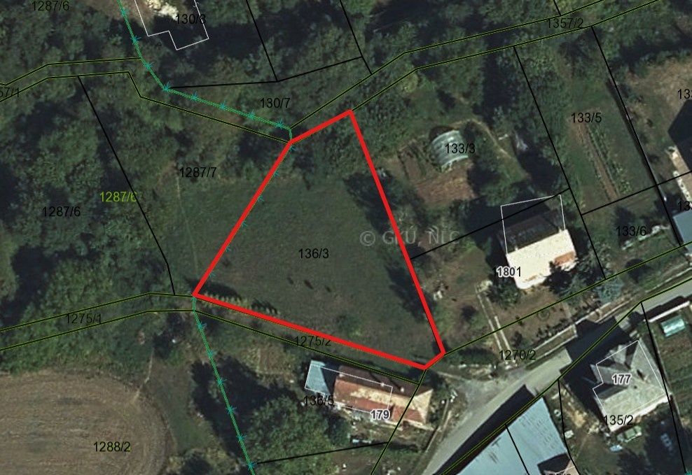 Ponúkam na predaj pozemok vhodný na stavbu rodinneho domu v 