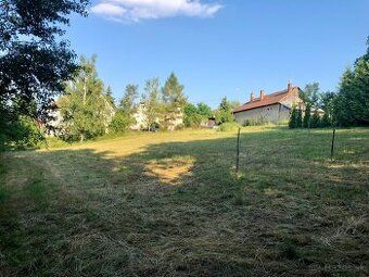 Ponúkam na predaj pozemok vhodný na stavbu rodinneho domu v 