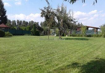 Ponúkam na predaj pozemok vhodný na stavbu rodinneho domu v 