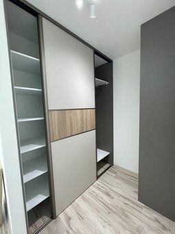 Dám do prenájmu kompletne zariadený 2 izbový byt s balkónom,