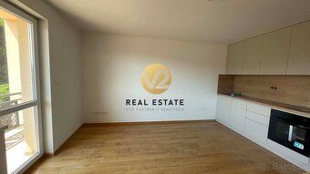 Stanislava Hoppe +421 910 318 899 e-mail:

V2 Real Estate po