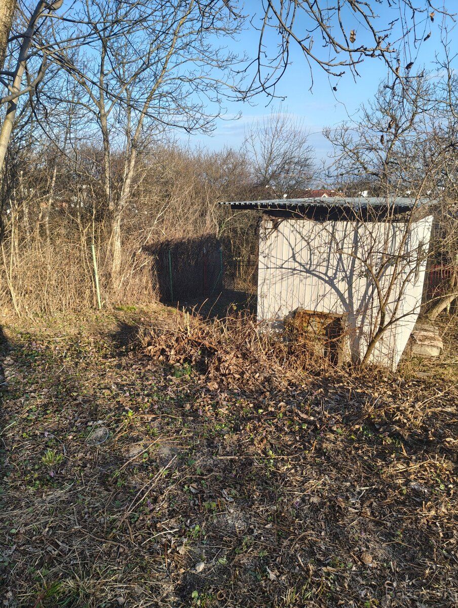 Predám slnečný pozemok v Kaluži. Je situovaný tesne nad obco