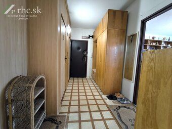 Ponúkame na predaj priestranný 3-izbový byt s výmerou 77 m² 