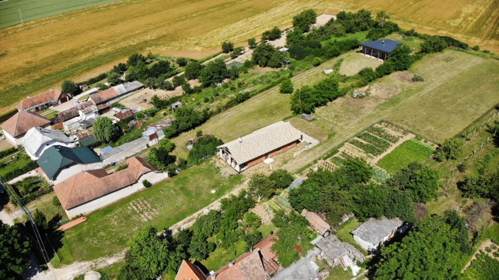 Ak hľadáte pozemok v nadštandardne pokojnej lokalite s výbor