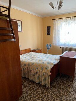 Ponúkame dom so záhradou na pozemku 12,20 árov. Stojí v menš