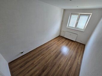 Dám do prenájmu 3-izbovy tehlový prerobený byt. Nachádza sa 