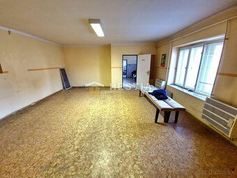Ponúkame na predaj priestranný 8-izbový rodinný dom v obci Š