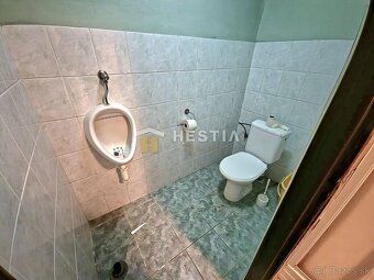 Ponúkame na predaj priestranný 8-izbový rodinný dom v obci Š