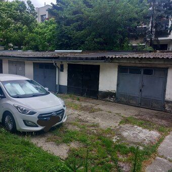 Garáž sa nachádza v centre mesta na ulici Záhradnícka,v uzav
