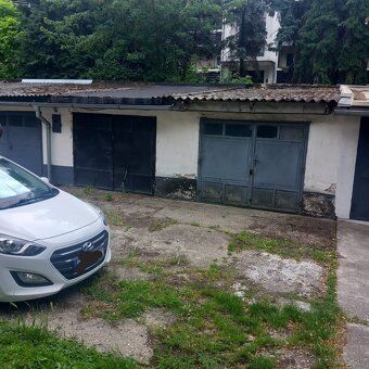 Garáž sa nachádza v centre mesta na ulici Záhradnícka,v uzav