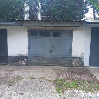 Garáž sa nachádza v centre mesta na ulici Záhradnícka,v uzav