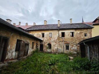 Ponúkame na predaj výnimočný historický meštiansky dom v cen