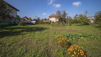 Ponúkame na predaj pozemok situovaný pri hlavnej ceste v mes
