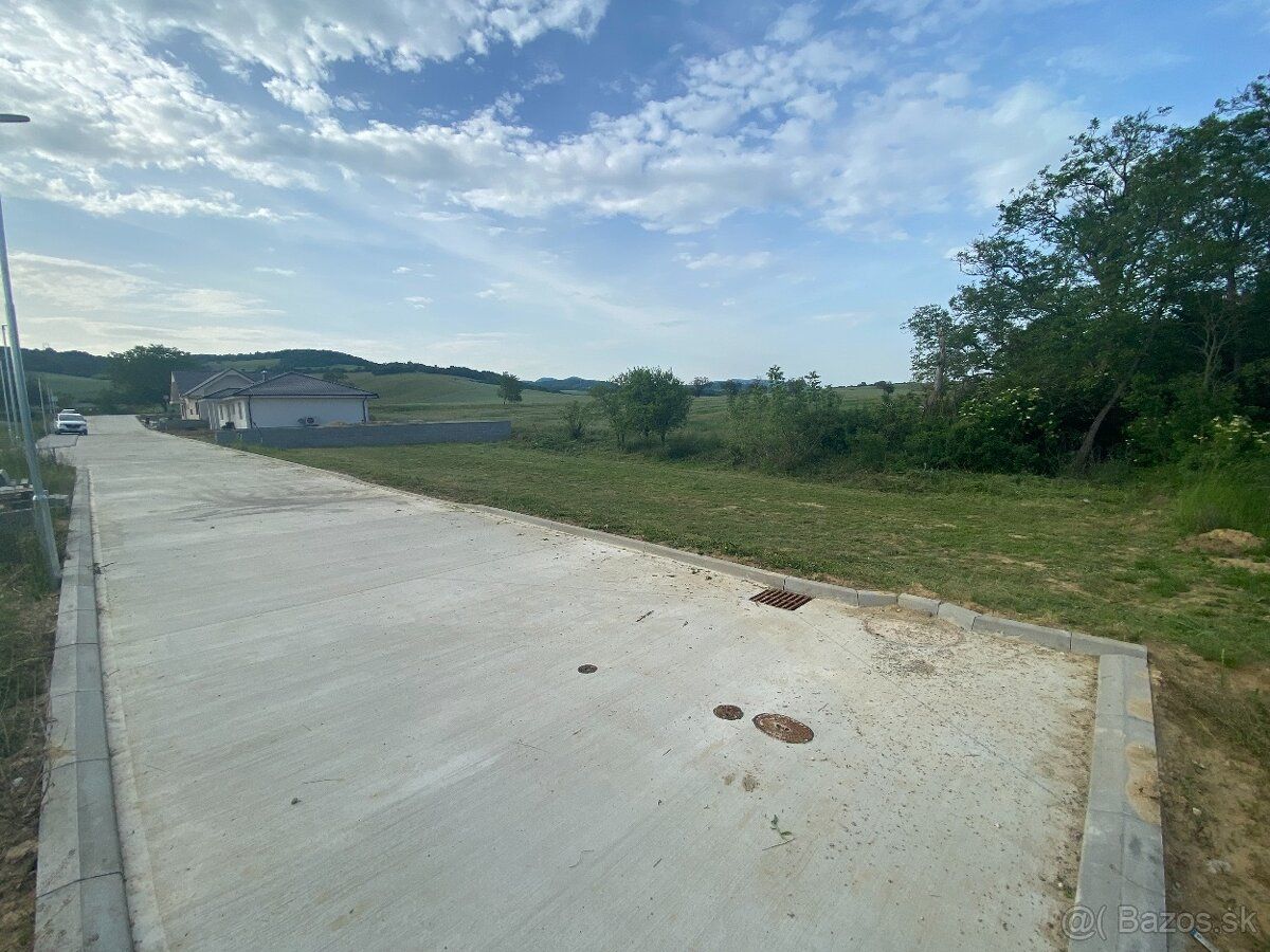Ponúkam na predaj atraktívny rovinatý stavebný pozemok o vým