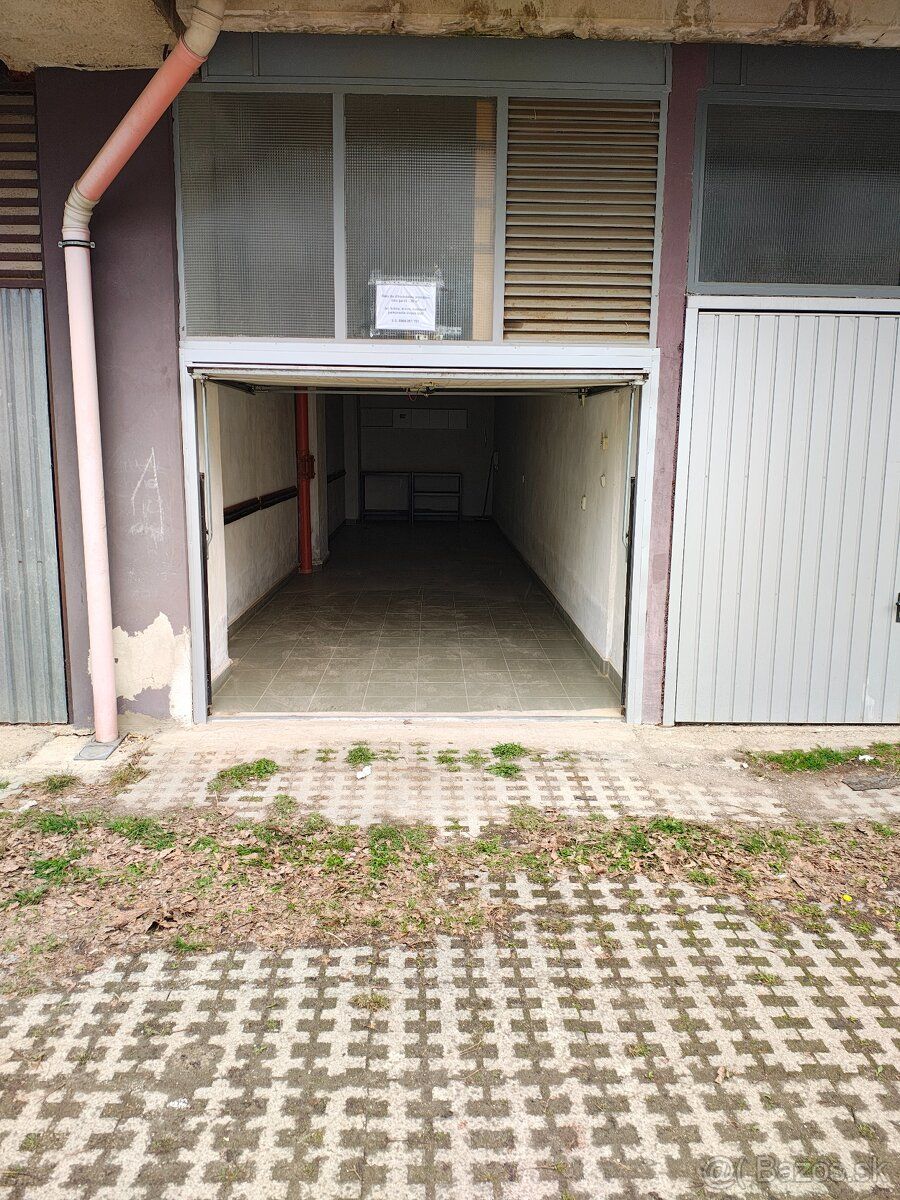 Dám do prenájmu dvojgaráž o výmere 30 m2 s elektrikou v byto