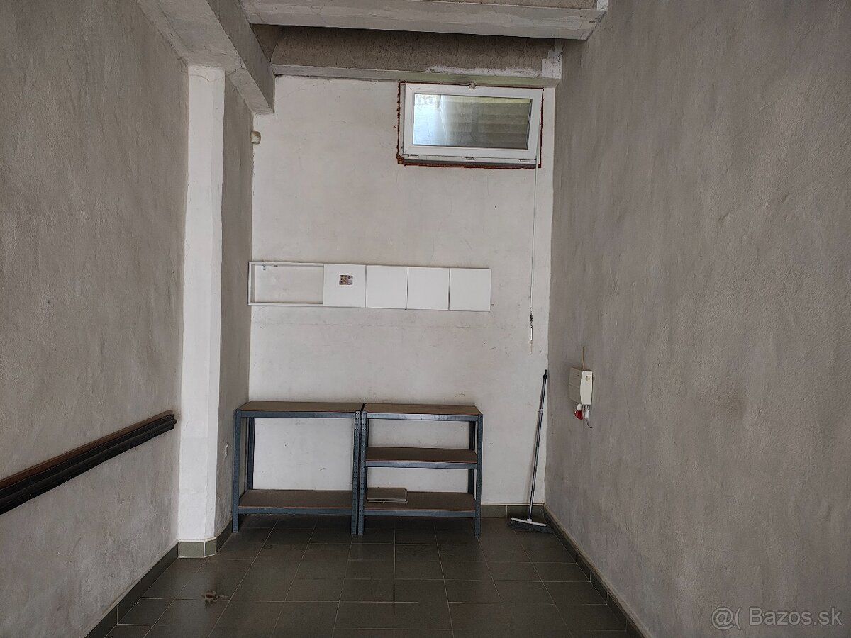 Dám do prenájmu dvojgaráž o výmere 30 m2 s elektrikou v byto
