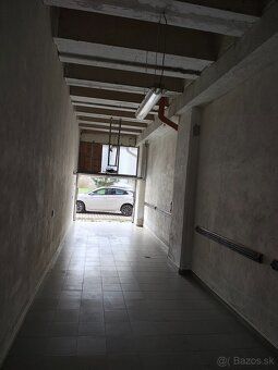 Dám do prenájmu dvojgaráž o výmere 30 m2 s elektrikou v byto