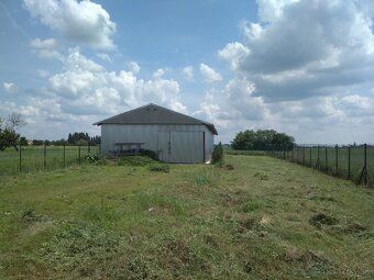 Predám stavebný pozemok 10000m2 v obi Holice . Pozemok je ur