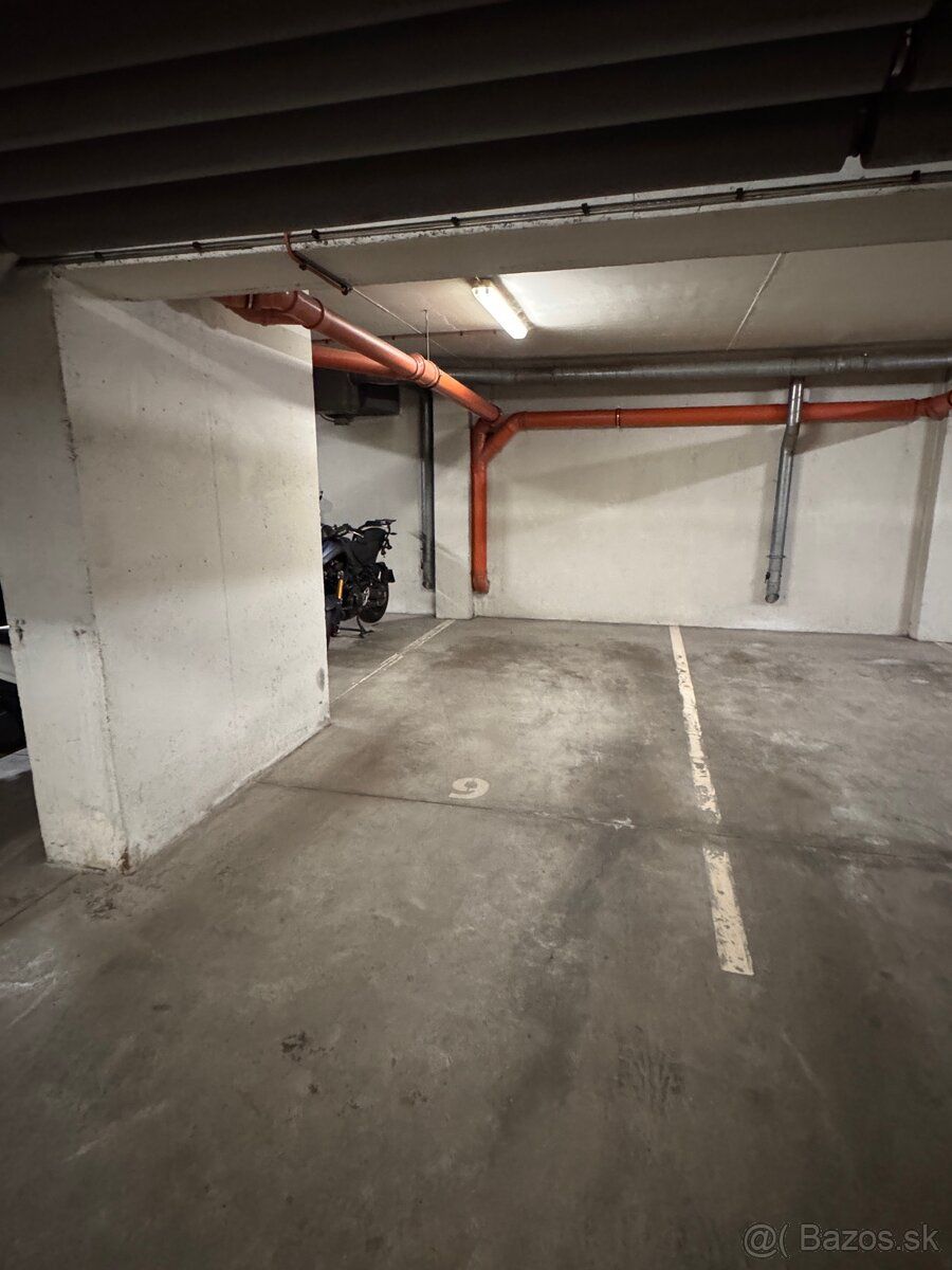 Ponukam na prenajom garážové parkovacie státie v bytovom dom