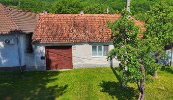 Predám pozemok so starším rodinným domom v centre obce Smole