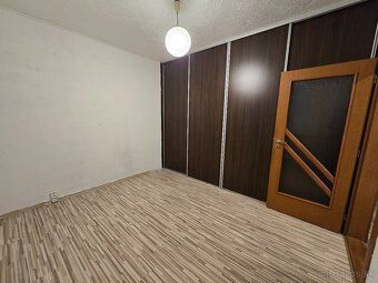 Ponúkam na predaj 3 izbový veľký slnečný byt. Byt ma balkón,