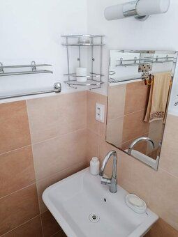 Ponúkam aj na dlhodobý prenájom slnečnú samostatnú izbu (zel