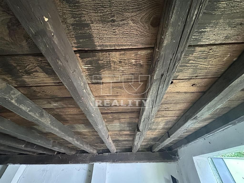 Ponúkame na predaj priestrannú murovanú garáž o výmere 28 m2