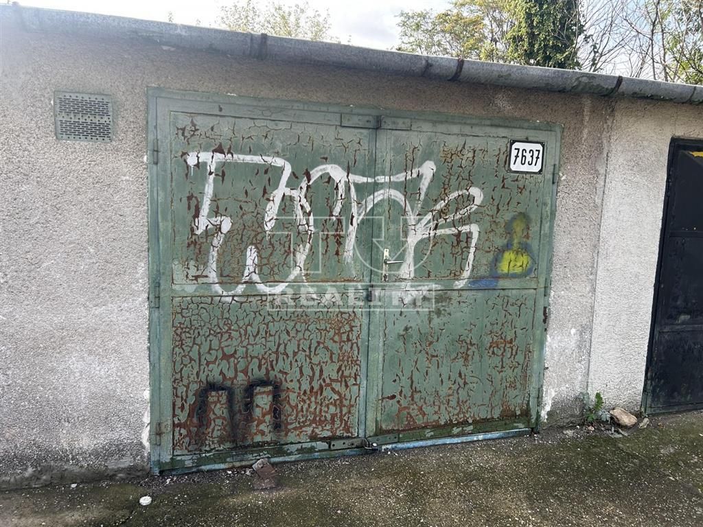 Ponúkame na predaj priestrannú garáž o výmere 20 m2 ________