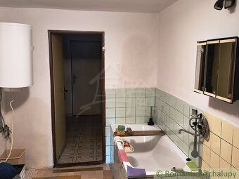 Pôvodný kamenný dom situovaný na priestrannom pozemku v samo