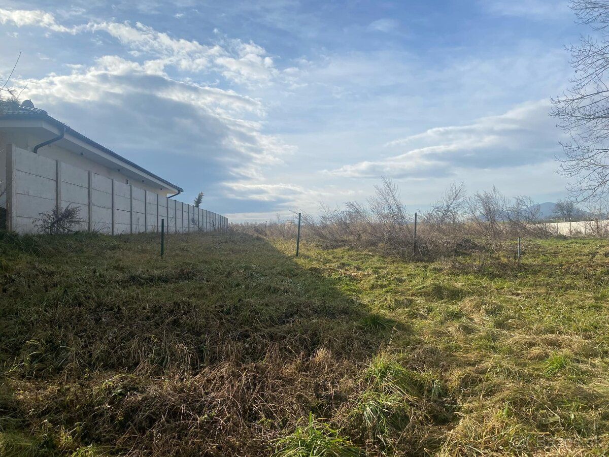 Popis nehnuteľnosti: Rovinatý pozemok o rozlohe 811 m2 je v 