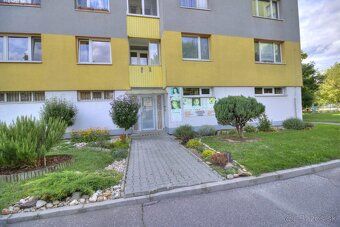 Ponúkame na postúpenie nájmu pekný priestor pre manikérku, k