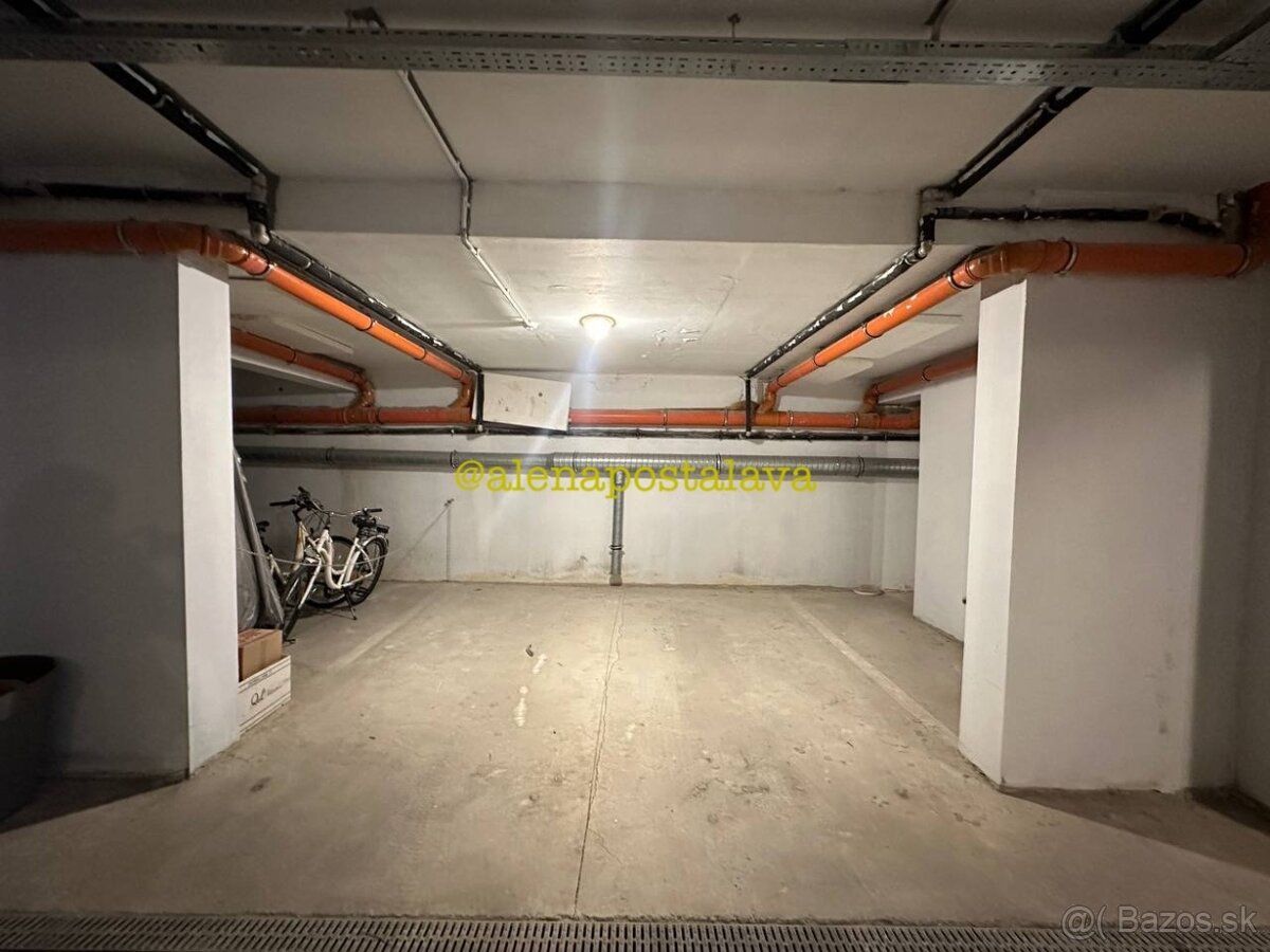 bdg
Nadstandardní podzemní parkovací stání (22 m²) v elitní 