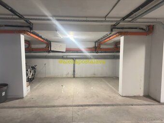 bdg
Nadstandardní podzemní parkovací stání (22 m²) v elitní 