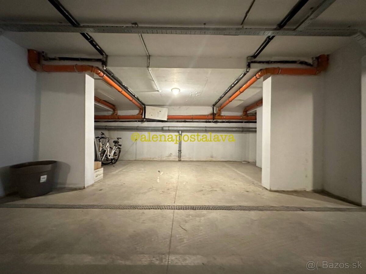 bdg
Nadstandardní podzemní parkovací stání (22 m²) v elitní 