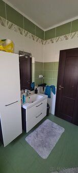 Ponúkame na predaj dvojpodlažný, samostatne stojaci 4-izbový