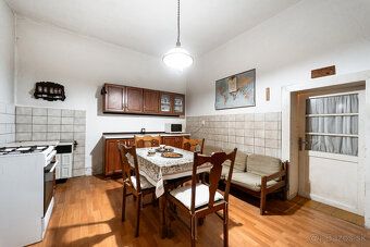 Ponúkame na predaj zachovalý vidiecky rodinný dom situovaný 