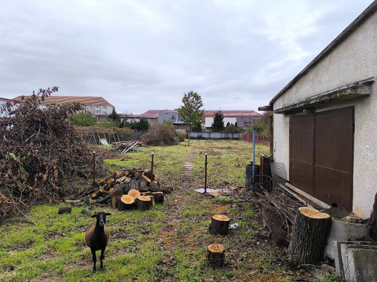Exkluzívne predáme stavebný pozemok so starým domom o rozloh