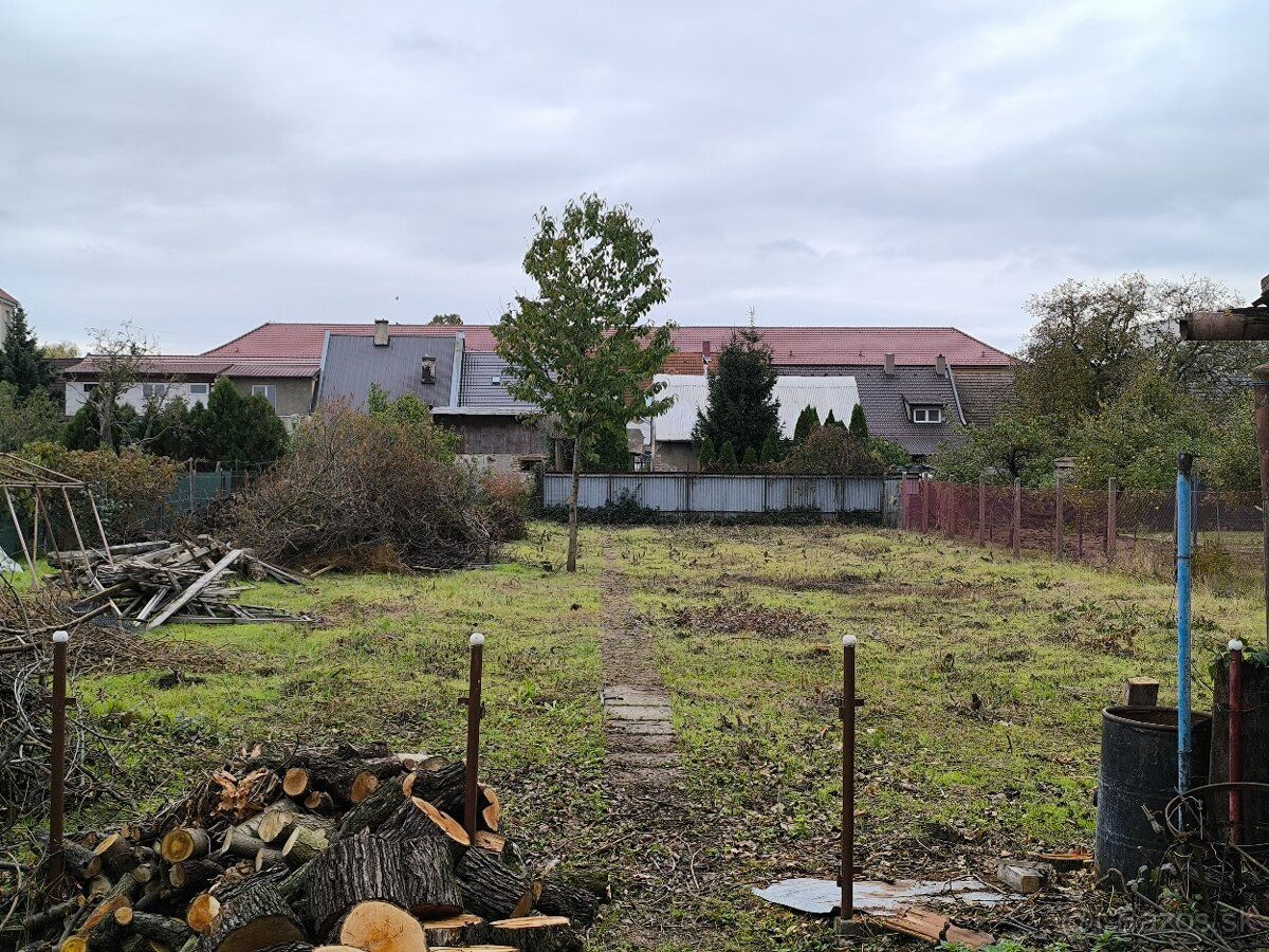 Exkluzívne predáme stavebný pozemok so starým domom o rozloh