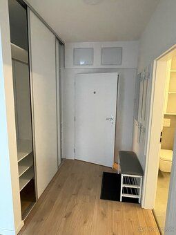 Ponúkam na dlhodobý prenájom 2-izbový byt s loggiou na prvom