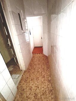 Na predaj je nehnuteľnosť v Hosticiach, slúžiaca pôvodne ako