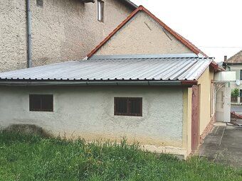 Na predaj je nehnuteľnosť v Hosticiach, slúžiaca pôvodne ako