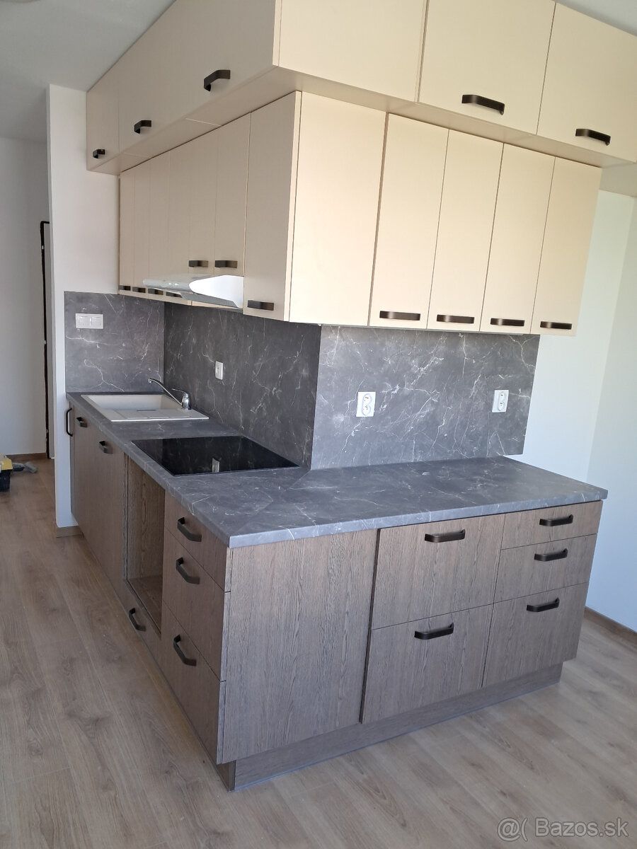 Ponúkam na prenájom 3 IZBOVÝ BYT s 2-mi balkónmi na ulici Ko