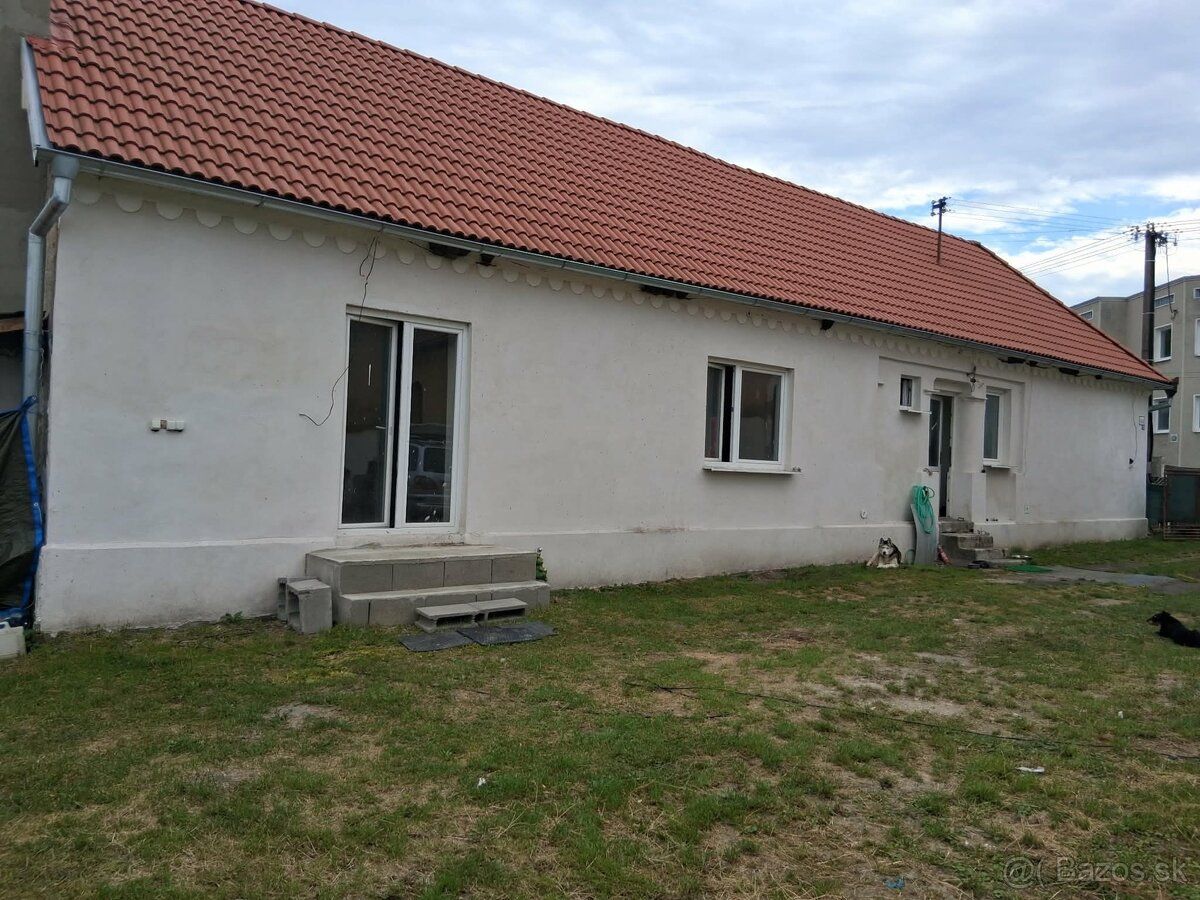 Ponúkame na predaj priestranný rodinný dom v pokojnej časti 